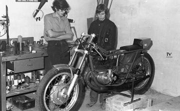 Kim Plana y Federico van der Hoeven, comentando una preparación Bultaco. Avinguda Tibidabo. Barcelona, 7 de febrero de 1972 (Foto: Jordi Viñals)